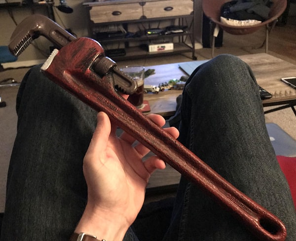 11. "Этот поддельный пластиковый гаечный ключ, который я нашел в комиссионном магазине. Собираюсь кидаться с ним на людей. Шутки ради."