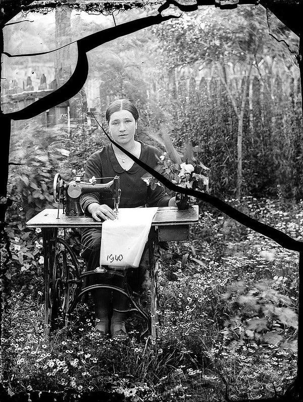 11. Девушка за швейной машинкой