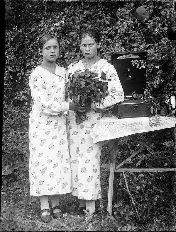 13. Девушки с цветами