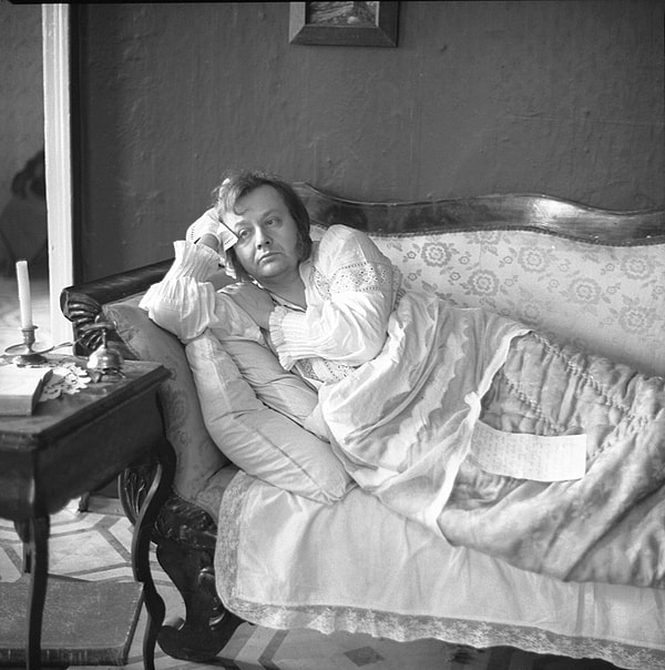 1. В 1859 году он написал роман «Обломов», ленивый, мечтательный титулованный персонаж которого высмеивает русскую аристократию того времени: