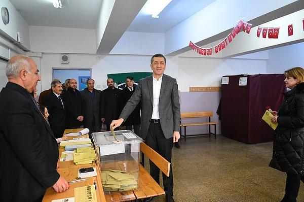 Milli Eğitim Bakanı Ziya Selçuk, Ankara'da Dikmen Mehmet İçkale Ortaokulu'nda oyunu kullandı.