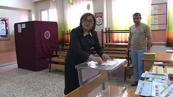 Cumhur İttifakı Gaziantep Büyükşehir Belediyesi Başkan Adayı Fatma Şahin, Aslı Alevli İlköretim Okulu'nda sandığa ilk oyu atan oldu.