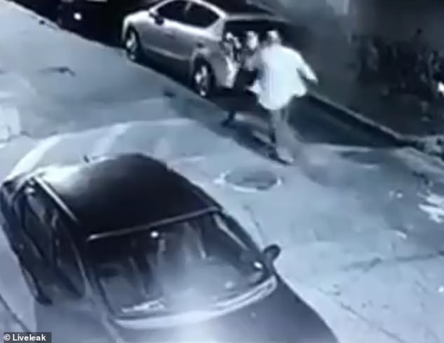 Neredeyse iki katı olan adama karşı kendisini savunmak için birkaç adım geriye çekildi.