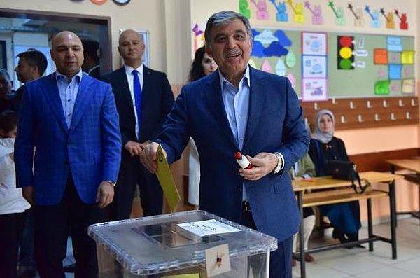 11. Cumhurbaşkanı Abdullah Gül, yerel seçimlerde oyunu İstanbul Beykoz'da kullandı.