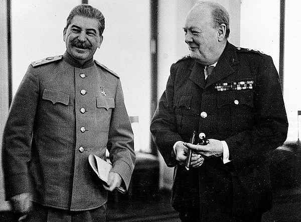 8. После речи какого политика началась Холодная война?