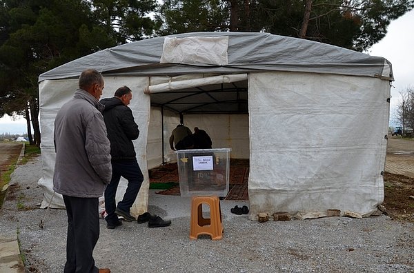 İki mahallede ise oy verme işlemleri çadırda yapılıyor