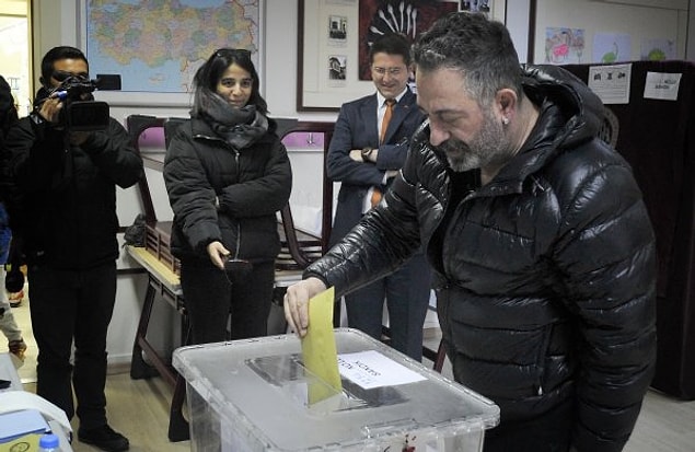 Muhabirin, "İçeride biraz uzun kaldınız." sözü üzerine Cem Yılmaz, "Kararsızlar, onları düşündüm hep, bir dahaki seçimde görüşmek üzere." diyerek okuldan ayrıldı.
