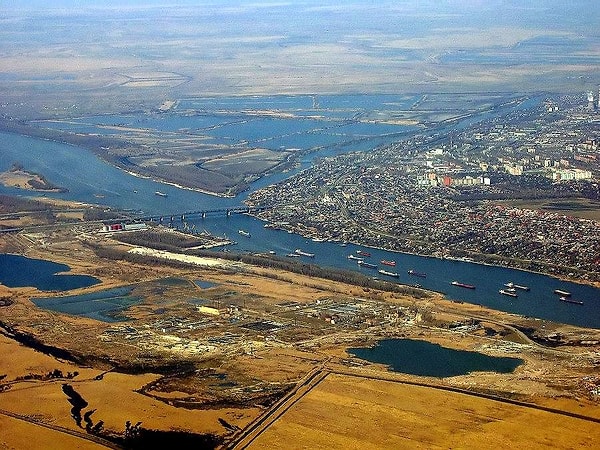 8. В какое море впадает река Дон?