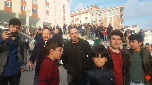 Okulu duman kaplaması nedeniyle polisler hariç içeridekiler dışarıya çıkarıldı.