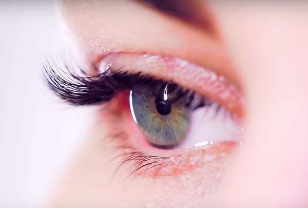 9. Ресница живет около 50 дней и затем выпадает.