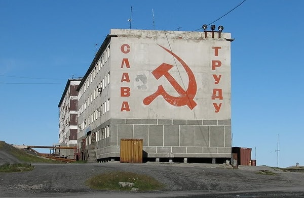 1. Начнём с жилых домов. Идя с работы и на неё, люди должны были видеть, что действительно важно...