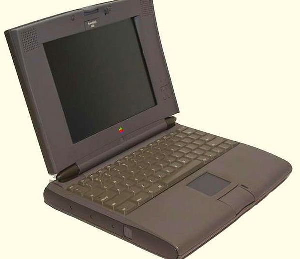 1986 - IBM, ilk laptop bilgisayarlarını tanıttı.