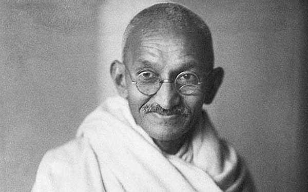 1930 - Hindistan'da 300 millik yürüyüşünü tamamlayan Mahatma Gandhi, Dandi sahiline ulaştı.