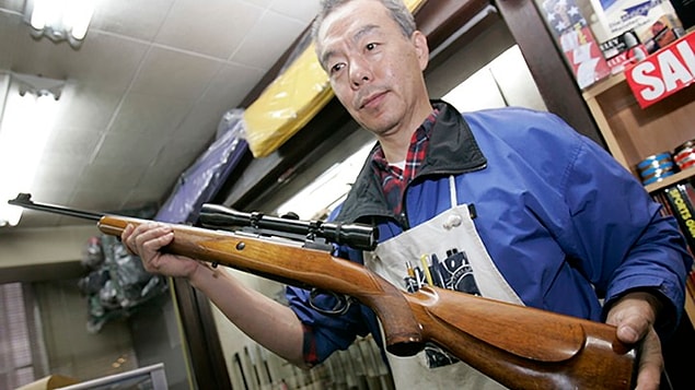15. Japonya'da birinin ateşlediği bir silahıyla ölme ihtimaliniz, Amerika Birleşik Devletleri'nde başınıza yıldırım düşerek ölme ihtimalinizle aynıymış.