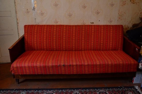 3. Помните такие раскладные диванчики? Чтобы разложить их требовались недюжие сила и терпение :)