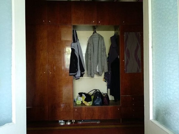 5. В некоторых квартирах и по сей день на входе можно встретить такую суперудобную комбинацию шкафчиков и вешалок. Как их называли в народе?