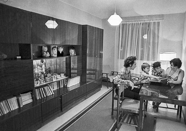 7. Как советские люди называли комплект мебели, более или менее сочетающийся по стилю?