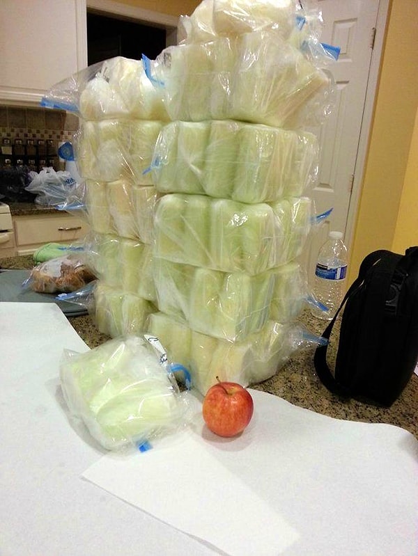 1. Во время кормления грудью многие новоиспеченные мамочки вынуждены сцеживать молоко из-за его избыточной выработки.