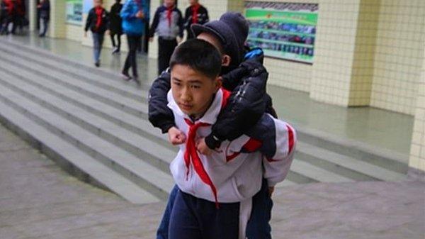 Çin'de yaşayan 12 yaşındaki Xu Bingyang'ın en yakın arkadaşının ismi Zhang Ze. Zhang'in ender görülen bir kas hastalığı var ve bu nedenle yürüyemiyor.