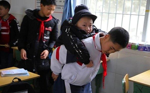 Xu, birinci sınıftan beri Zhang'ı her gün sırtında okula taşıyor ve onunla ilgileniyor.