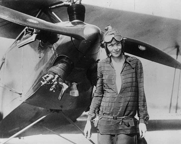 15. Amelia Earhart ve Eleanor Roosevelt bir keresinde Beyaz Saray'daki bir etkinlikten kaçmış, bir uçağa el koymuş ve Baltimore'a gidip çalıntı bir arabayla gezmişlerdir.