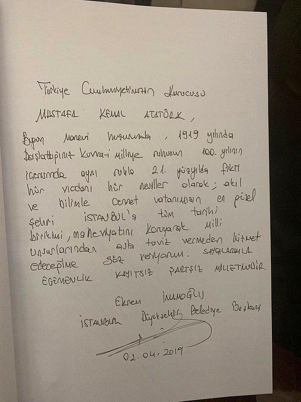 Saygı duruşunun ardından Anıtkabir Özel Defteri'ne yazdıklarını "İstanbul Büyükşehir Belediye Başkanı" olarak imzaladı.