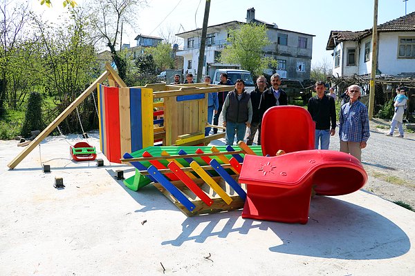 Mağlup muhtar en büyük kötülüğü ise çocuklara yaptı ve parkı söktü...