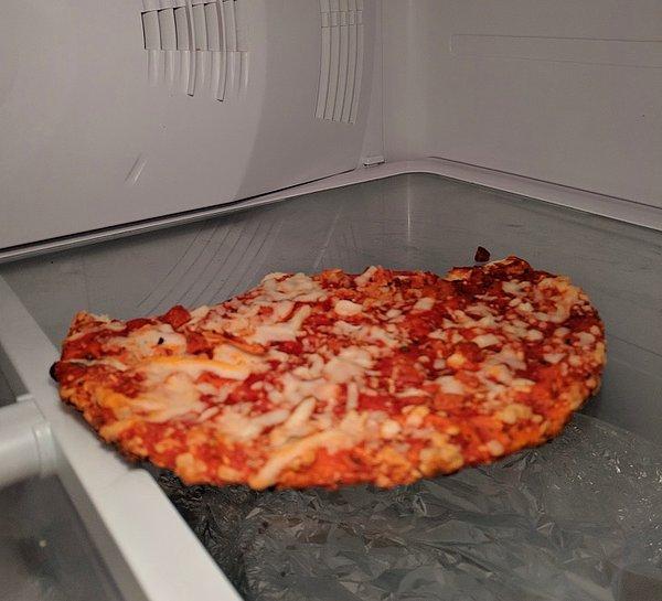 14. "Kocam buzdolabına her yemeği böyle bırakıyor."