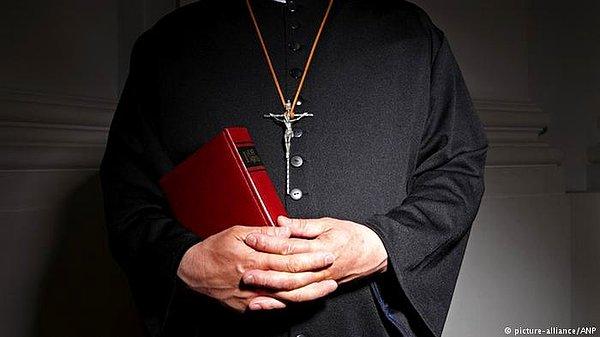 Polonya'da toplumda büyük etkiye sahip kilise, geçen ay 400'e yakın rahibin pedofili skandalının ortaya çıkmasıyla zor duruma düşmüştü.