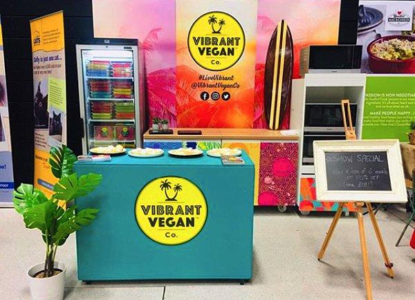 Londra merkezli ve vegan yemek dağıtımı hizmeti veren Vibrant Vegan isimli şirket, dünyayı gezerek vegan yiyecekleri deneyecek ve deneyimlerini yazacak bir tadımcı arıyor.