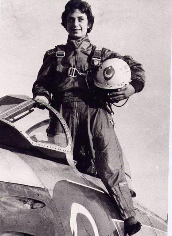 4. Türkiye'nin ilk kadın jet pilotu, Leman Altınçekiç, Eskişehir 1958.