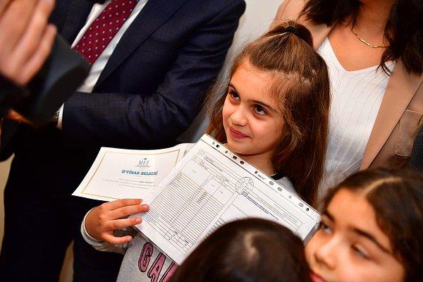 Bir de ailenin prensesi var, o da 2. sınıfa giden Beren. Hatırlarsanız Ekrem İmamoğlu CHP Genel Merkezi'nde Kemal Kılıçdaroğlu ile açıklama yaparken yanında Beren de vardı. :)