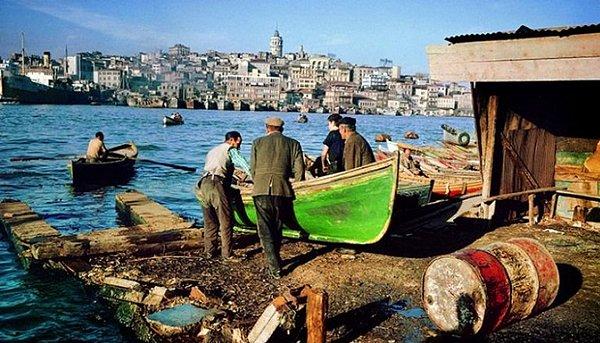 12. Eminönü'ndeki balıkçılar, İstanbul 1950.