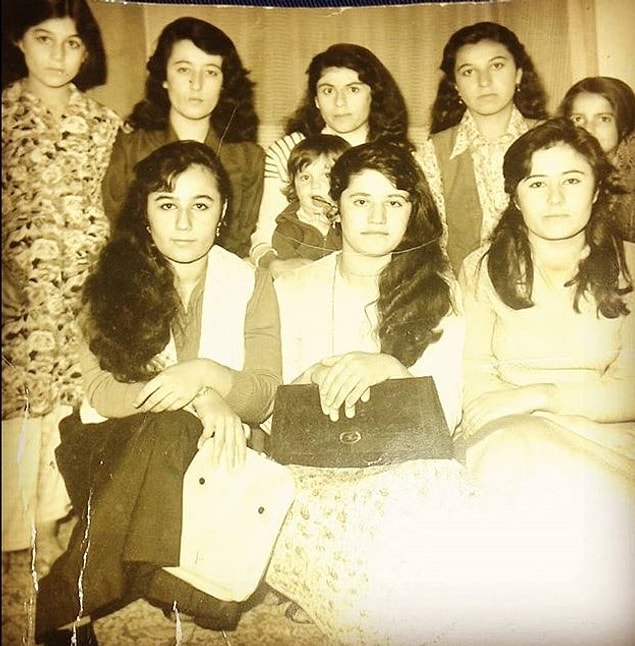 18. Damda film izlemek için sinemanın karşısındaki bir evde toplanan gençler, Diyarbakır 1978.