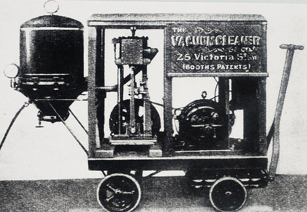 4. До 18 века приспособлений для чистки ковров не существовало, их либо выбивали, либо стирали. Когда и кем был построен первый вакуумный пылесос?