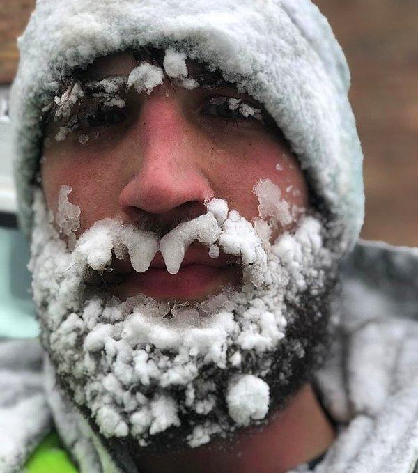 10. Kışın yüzünü sıcak tutması için sakal uzatan adam: