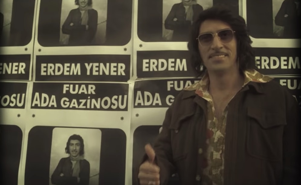 3 Nisan Çarşamba Oyna Kazan 21:30 Yarışması İpucu Geldi! Erdem Yener 'Bana Yalan Söylediler' Klibinde Hangi Gazinoda Çıkmıştır?