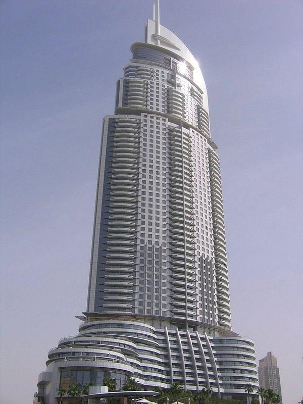 Address Downtown, 196 oda ve 626 apartman dairesi ile Dubai'nin ikinci en yüksek binası.