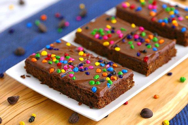 7. "Ne zaman şekerlemeli brownie yesem mutlaka şekerlemesi bol olan tarafı sona bırakırım, daha çok tatmin olmak için. "