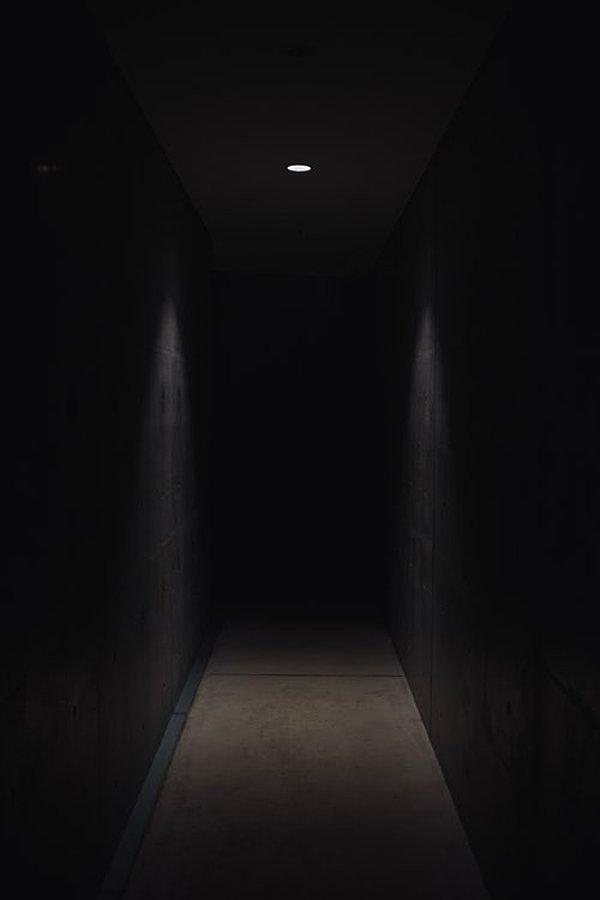 2. "Hala yatağa giderken koridorun ışığını açıp odamın kapısını da yarım bırakırım, kaçacak bir yolum olsun diye. "