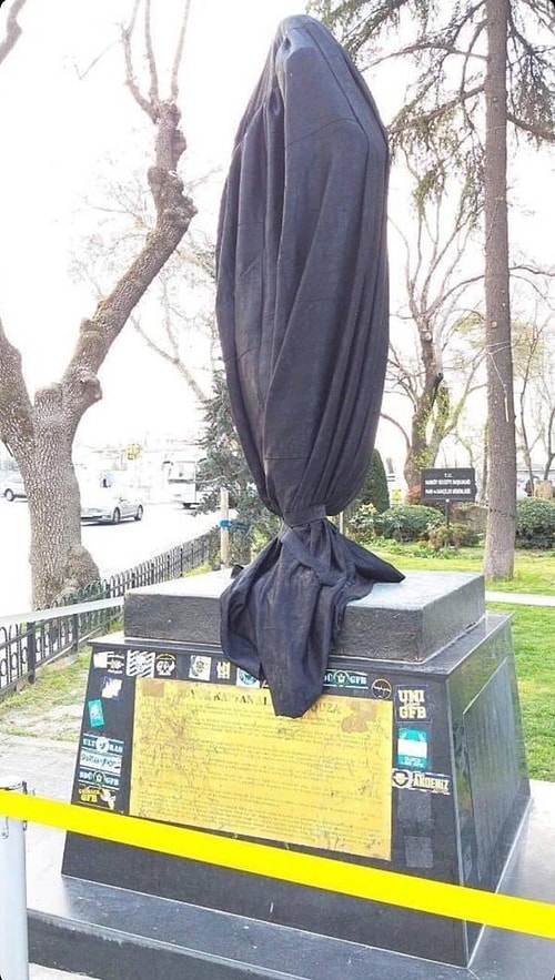 Ayrıca Alex ve Lefter Küçükandonyadis heykellerinin üzeri kapatılırken, Fenerium mağazalarının vitrinleri karartıldı ve online satış sitesine de erişim kesildi.