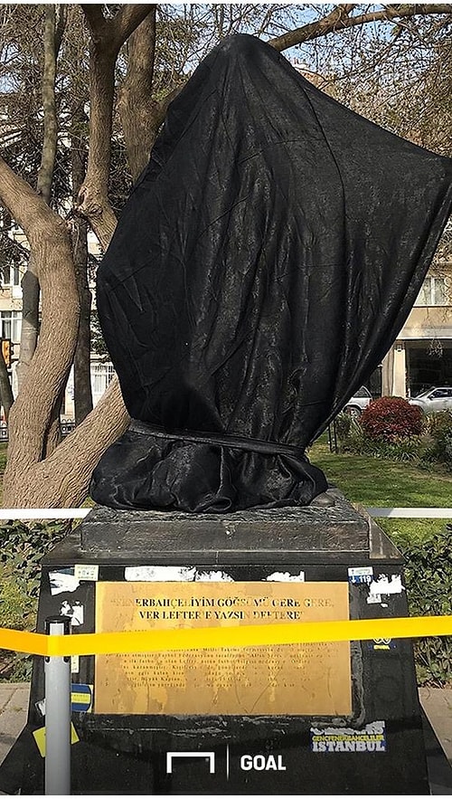 Ayrıca Alex ve Lefter Küçükandonyadis heykellerinin üzeri kapatılırken, Fenerium mağazalarının vitrinleri karartıldı ve online satış sitesine de erişim kesildi.