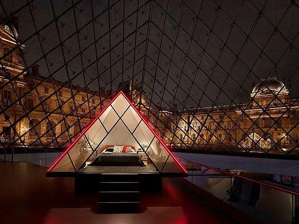Başka hiçbir ziyaretçi olmadan Louvre Müzesi’ni tek başına gezmek mi?