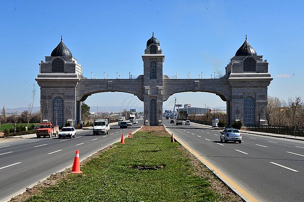 Ankaralılar şehrin simgesinin yeniden Hitit güneşi olmasını beklerken, ayrıca Melih Gökçek zamanında yapılan kapıları da pek sevmiyorlar.