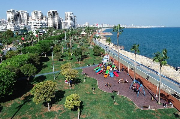 Adana'yla benzer problemleri yaşayan Mersin'de halk özellikle bahar mevsiminde meydana gelen ve büyük hasara yol açan selle ilgili çözüm bulunmasını bekliyor.