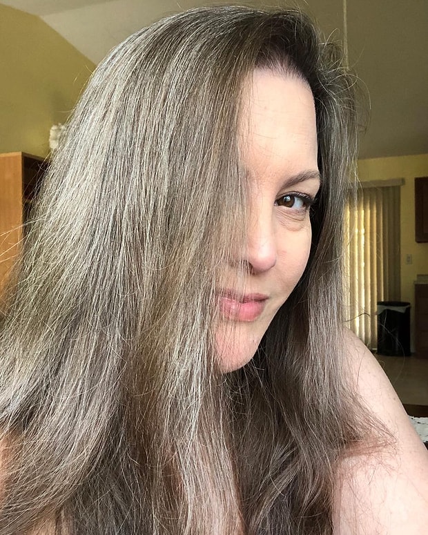 Ama Siz Cok Guzelsiniz Beyazlayan Saclarini Boyamayi Reddederek Gri Sac Modasina Yeni Bir Boyut Getiren Kadinlar Ama Siz Cok Guzelsiniz Beyazlayan Saclarini Boyamayi Reddederek Gri Sac Modasina Yeni Bir Boyut Getiren Kadinlar