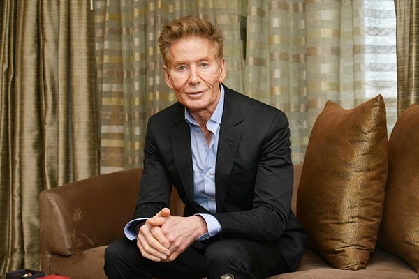 4. Кто из известных модельеров изображен на этом фото?