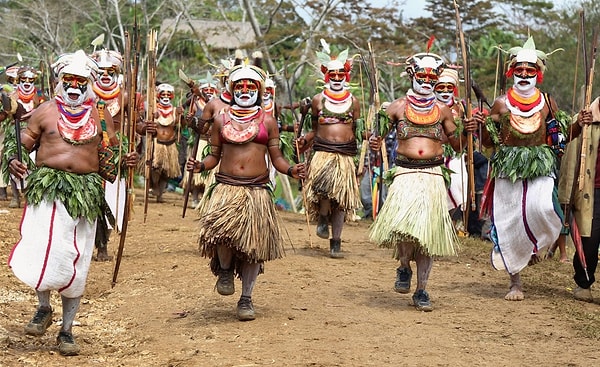 13. Главой этой страны, расположенной в Океании, является британская королева. Также в этом государстве существует три официальных языка: английский, хири-моту и ток-писин.