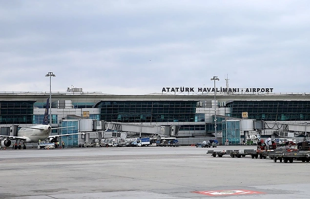 Ataturk Havalimani Na Inen Son Ucaklari Videoya Kaydetmek Isterken Kazaya Neden Olan Surucu Onedio Com