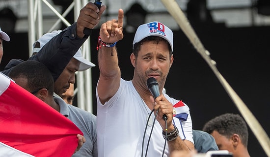 106 Saat Şarkı Söyleyerek Guinness Rekorlar Kitabına Girmeye Çalışan Şarkıcı